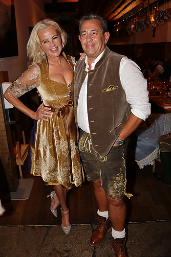 Designerin Astrid Söll mit ihrem Mann zu Gast beim "Wiesn ansitzen" im Hochreiters Steirer am Markt (©Foto: Martin Schmitz)